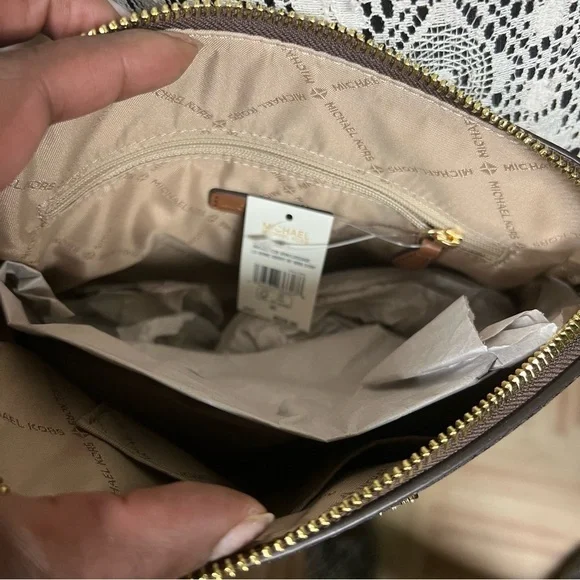 MICHAEL KORS | Cindy Large Dome Crossbody w/ Wide Strap - Picture 6 of 6